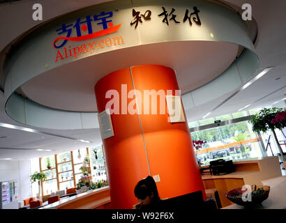 Un employé travaille au siège de Alipay (sous Groupe d''Alibaba) à Hangzhou, province de Zhejiang, Chine de l'est 23 juillet 2013. Transactions par l'intermédiaire de Banque D'Images