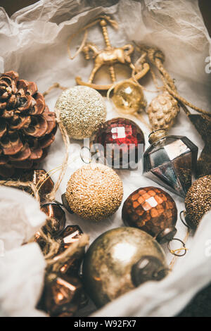 Divers vintage décoration d'arbre de Noël jouets en fort Banque D'Images