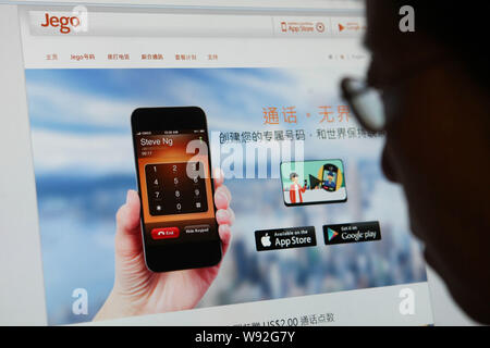 Un netizen chinois navigue sur le site web de Jego, un Skype-comme la voix sur IP mobile, service de Chine à Shanghai, Chine, 20 novembre 2013. Chine Mobil Banque D'Images