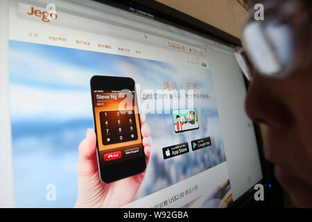 Un netizen chinois navigue sur le site web de Jego, un Skype-comme la voix sur IP mobile, service de Chine à Shanghai, Chine, 20 novembre 2013. Chine Mobil Banque D'Images