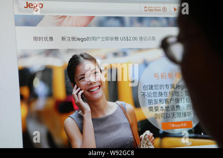 Un netizen chinois navigue sur le site web de Jego, un Skype-comme la voix sur IP mobile, service de Chine à Shanghai, Chine, 20 novembre 2013. Chine Mobil Banque D'Images