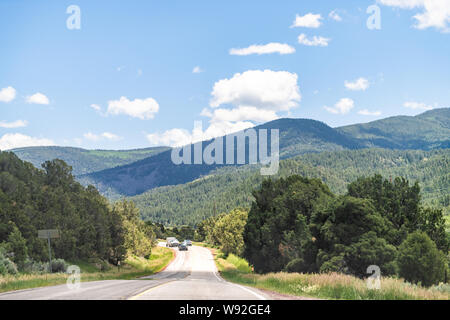 L'autoroute à Rio del Pueblo village de High Road to Taos ville historique au Nouveau Mexique dans les montagnes Sangre de Cristo Banque D'Images