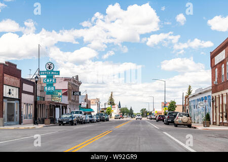 Antonito, USA - 20 juin 2019 : l'autoroute 285 en Californie avec des rues de la vieille ville et des bâtiments du centre-ville de vintage road street Banque D'Images