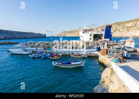 Les touristes et les résidents locaux qui arrivent avec le ferry au port de l'île d'Anticythère en Grèce Banque D'Images