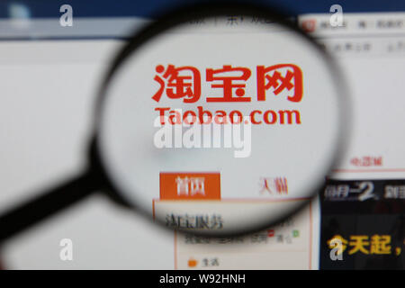 Un netizen parcourt le site Web chinois de Taobao.com à Shanghai, Chine, le 2 août 2013. Taobao.com, Chines principales boutiques en ligne, la plate-forme a dela Banque D'Images