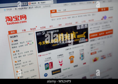 Un netizen parcourt le site Web chinois de Taobao.com à Shanghai, Chine, le 2 août 2013. Taobao.com, Chines principales boutiques en ligne, la plate-forme a dela Banque D'Images