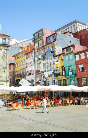 Porto, Portugal - 31 Août : 2018 personnes sur la promenade au bord du fleuve Douro aux beaux jours. Le remblai est plein de restaurants, bars et caves à vin utilisé pour l'échéance du célèbre vin de porto. Façades colorées. Banque D'Images
