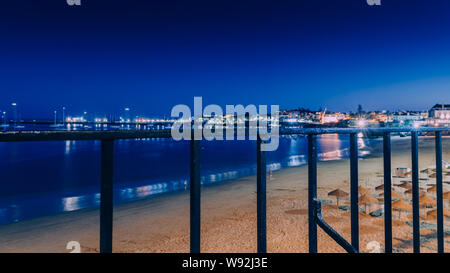 Panorama de la plage de Cascais, Portugal par nuit. Banque D'Images