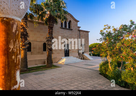 Saint-nectaire Eglise Orthodoxe en Faliraki, Grèce, Rhodes Island. Vue du coucher de soleil extérieur. Banque D'Images