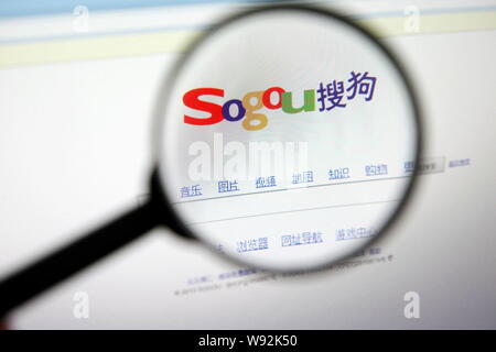 --FILE--un netizen parcourt le site internet de l'Internet Moteur de recherche de Sohu Sogou.com à Shanghai, Chine, 26 mai 2013. Sohu, commune de Tencent et Sogou Banque D'Images