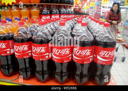 --FILE--un client pousse un panier de bouteilles cola passé de Coca-Cola dans un supermarché dans la ville de Nantong, Chine de l'est de la province de Jiangsu, 26 Janvier Banque D'Images