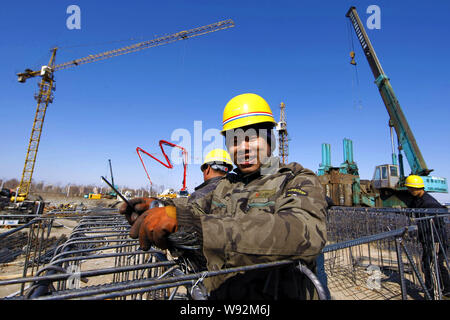 --FILE--chinois du travail des travailleurs sur le chantier de construction du Terminal 3 de l'Aéroport International Shenyang Taoxian à Shenyang, au nord-est de la ville Chi Banque D'Images