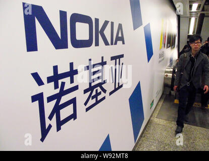 --FILE--un piéton passe devant une publicité de produits électroniques Nokia à Nanjing, province du Jiangsu, Chine de l'est 30 janvier 2013. La Corée du Sud Banque D'Images