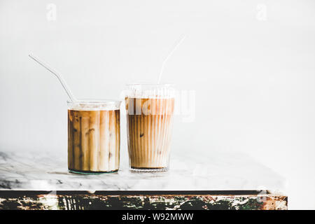 Café Latte glacé dans des verres avec des pailles, whate wall background Banque D'Images