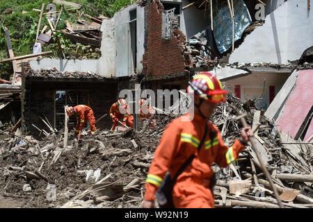 Yongjia, la Province de Zhejiang. Août 12, 2019. Les sauveteurs travaillent au site de glissement dans Shanzao Village de Yantan Township dans Yongjia County, Zhejiang Province de Chine orientale, le 12 août 2019. Par lundi matin, le nombre de morts dans la province de Zhejiang a augmenté de 39 tandis que les neuf autres sont encore portés disparus, a déclaré que le contrôle des inondations de la province de Zhejiang siège. Le typhon Lekima, le neuvième et le plus puissant typhon de l'année, s'est posé autour de 1:45 h samedi de la ville de Wenling dans la province de Zhejiang. Han Crédit : Chuanhao/Xinhua/Alamy Live News Banque D'Images