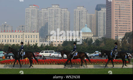 --FILE--Chinois femme policier à cheval ride patrouille sur les peuples Square à Dalian, province de Liaoning, Chine du nord-est, 6 octobre 2010. Un ancien Banque D'Images