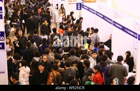 Recherche d'emploi chinois foule cale à un salon de l'emploi à Shanghai, Chine, 23 mars 2013. L'économie chinoise devrait croître de 8,5 pour cent en 2013 et plus de 20 Banque D'Images