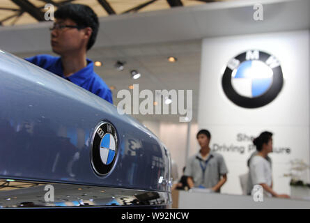 --FILE--un visiteur regarde une voiture de BMW au stand de BMW lors d'une exposition d'automobiles à Shanghai, Chine, le 23 avril 2013. Ventes BMW a augmenté plus rapidement je Banque D'Images