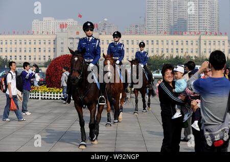 --FILE--Chinois femme policier à cheval ride patrouille sur les peuples Square à Dalian, province de Liaoning, Chine du nord-est, 6 octobre 2010. Un ancien Banque D'Images