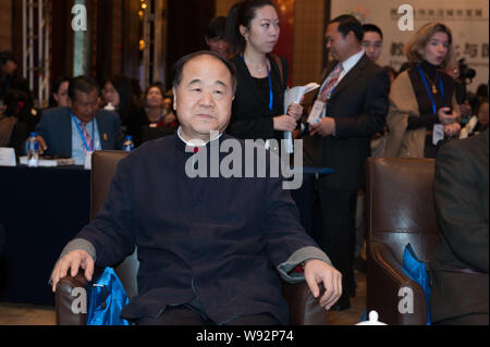 --FILE--romancier Chinois et lauréat du Prix Nobel de littérature 2012 Guan Moye, mieux connu sous son nom de plume de Mo Yan, avant, est photographié au cours de th Banque D'Images