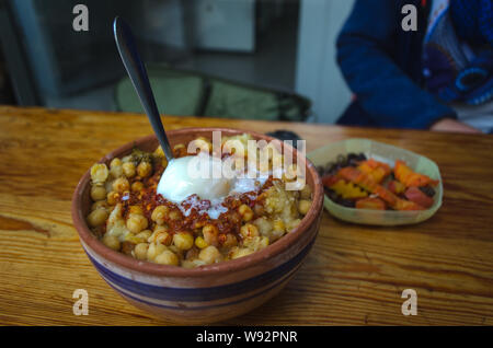 Lablabi Lablebi ou un plat traditionnel Tunisien fondé sur les pois chiches. L'alimentation de rue typiquement arabe en Tunisie Banque D'Images