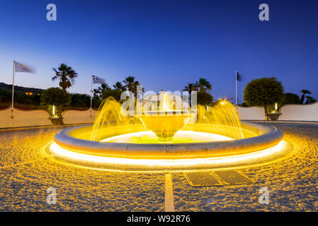 Fontaine à Kalithea Springs Therme éclairés la nuit, Rhodes, Grèce. Banque D'Images