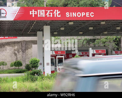 --FILE--une automobile passe par une station d'essence de Sinopec à Chongqing, Chine, le 10 septembre 2013. Le géant pétrolier chinois China Petrochemical Corp., mieux connu sous un Banque D'Images