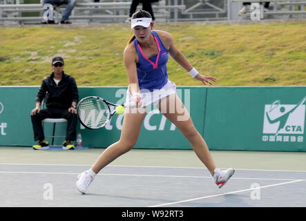 Duan Yingying de Chine renvoie un shot de Kimiko Date-Krumm du Japon dans leur match au cours de la Nanjing 2013 Mesdames Ouvrez de l'ATA série 125K à Nanji Banque D'Images