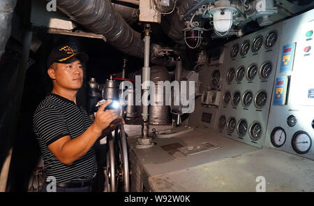 (190812) -- NANCHANG, le 12 août 2019 (Xinhua) -- Yang Shuangfeng effectue des vérification de matériel sur DDG-163 Nanchang, un navire destroyer mis hors service qui est maintenant un parc à thème militaire, à Nanchang, province de Jiangxi, Chine orientale, le 8 août 2019. Après avoir été mis hors service en septembre 2016, DDG-163 Nanchang, un type 051 de missiles de l'Armée populaire de libération (APL) Marine, reste une attraction touristique à Nanchang, la ville après qu'il a été nommé. Ancien combattant de la marine à Yang Shuangfeng, le dernier chef mécanicien sur DDG-163, le navire signifie plus comme un camarade qu'une simple destination touristique. Quand Banque D'Images