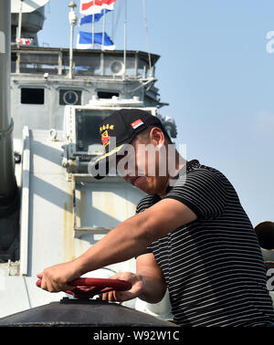 (190812) -- NANCHANG, le 12 août 2019 (Xinhua) -- Yang Shuangfeng procède à l'entretien sur DDG-163 Nanchang, un navire destroyer mis hors service qui est maintenant un parc à thème militaire, à Nanchang, province de Jiangxi, Chine orientale, le 8 août 2019. Après avoir été mis hors service en septembre 2016, DDG-163 Nanchang, un type 051 de missiles de l'Armée populaire de libération (APL) Marine, reste une attraction touristique à Nanchang, la ville après qu'il a été nommé. Ancien combattant de la marine à Yang Shuangfeng, le dernier chef mécanicien sur DDG-163, le navire signifie plus comme un camarade qu'une simple destination touristique. Lorsque le directeur général adjoint Banque D'Images