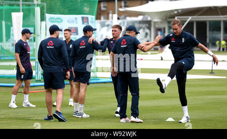 L'Angleterre Stuart Broad (droite) et Jason Roy (centre) lors d'une session à filets, du seigneur de Londres. Banque D'Images