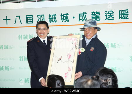 Hong Kong film super star Jackie Chan (droite) pose au cours d'un événement de bienfaisance à Hong Kong, Chine, 2 janvier 2013. Banque D'Images