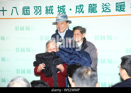 Hong Kong film super star Jackie Chan (centre) prend des photos avec les personnes âgées pendant un événement de bienfaisance à Hong Kong, Chine, 2 janvier 2013. Banque D'Images