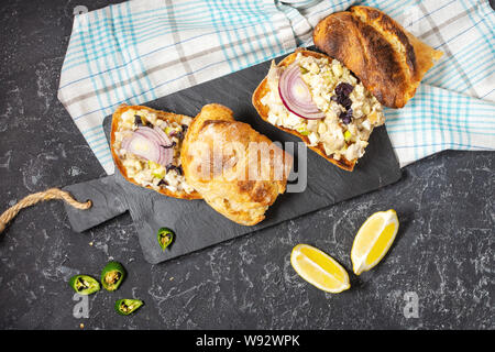 Pate de poisson, émincé de filet de hareng avec apple et d'œufs sur le pain de seigle grillé, des plats de la cuisine juive traditionnelle forshmak sur table en pierre noire Banque D'Images