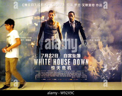 --FILE--une moviegoer chinois passe devant une affiche du film, White House, au cinéma à Yichang city, province de Hubei, Chine centrale 21 juillet 20 Banque D'Images