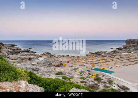 Belle plage de Kallithea Rhodes,aux eaux turquoises et de parasols,Grèce. Banque D'Images