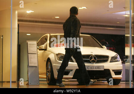 --FILE--une voiture acheteur chinois ressemble à une Mercedes-Benz C63 AMG chez un concessionnaire à Shanghai, Chine, le 20 mars 2013. Les ventes de voitures de passagers mensuels chines je Banque D'Images