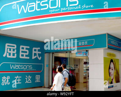 --FILE--piétons passent devant un magasin de Watsons dans Yichang city, province de Hubei, Chine centrale 19 mars 2013. Le milliardaire de Hong Kong Li Ka-shing est Banque D'Images