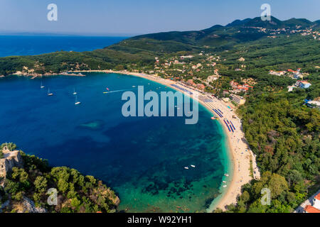 Vue aérienne de la plage de valtos Parga en Épire, Grèce, Europe. Banque D'Images