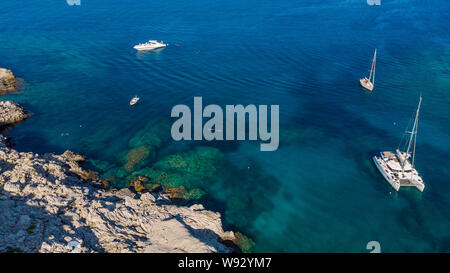 Yachts et bateaux du turquoise des eaux méditerranéennes, la Grèce. Banque D'Images