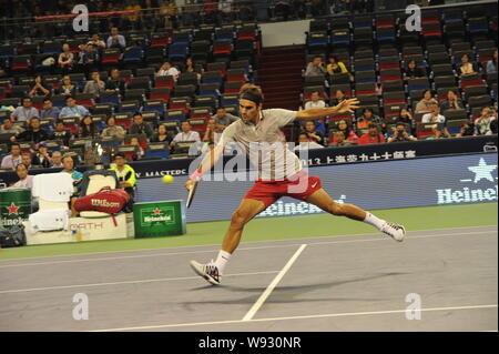 La Suisse de Roger Federer renvoie la balle au cours d'un match contre Andreas Seppi de l'Italie pour le tournoi de tennis Masters de Shanghai à la Qizhong Fo Banque D'Images