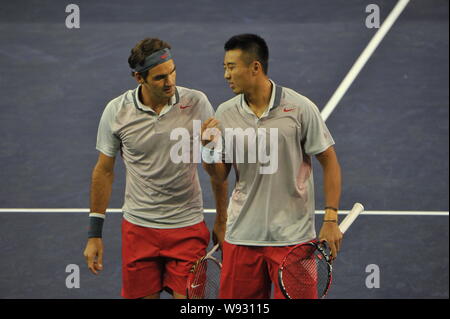 La Suisse de Roger Federer, à gauche, et Chines ZHANG Ze parler après le premier tour dans le match de double du Masters de Shanghai un tournoi de tennis Banque D'Images