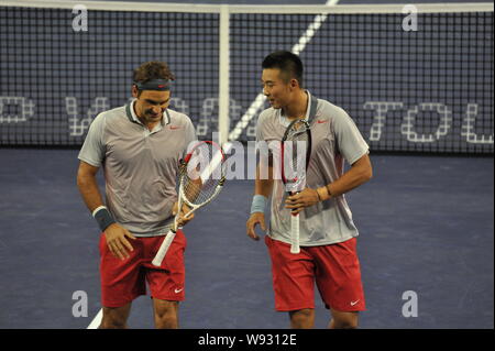 La Suisse de Roger Federer, à gauche, et Chines ZHANG Ze parler lors du premier tour dans le match de double du tournoi de tennis Masters de Shanghai Banque D'Images