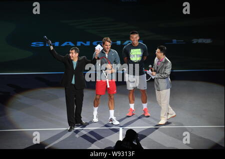 De la suisse Roger Federer, deuxième à gauche, et Ze Zhang de Chine, deuxième à droite, sont interviewés dans un match de performance pour l'ouverture de la Shanghai Banque D'Images