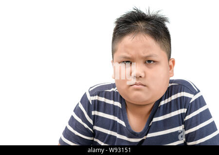 Gras obèses asian boy en colère exprimer une émotion négative, ennuyé par quelqu'un d'isolé sur fond blanc Banque D'Images