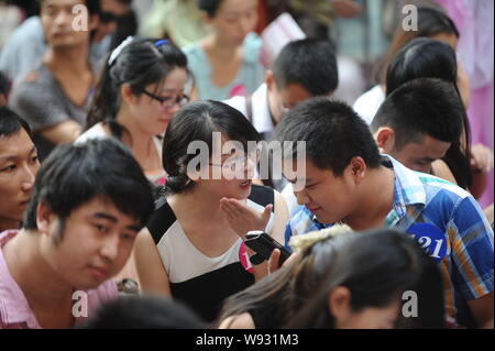 Les jeunes gens non mariés chinois prendre part à un événement de jumelage pour Qixi Festival, également connu sous le nom de Jour de Valentines, Chinois à Wuhan, Chine centrale Banque D'Images