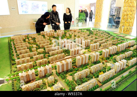 --FILE--acheteurs potentiels regarder une maquette d'un nouvel ensemble résidentiel à un bureau de vente à Huaibei ville, à l'est la province de l'Anhui, Chine 23 Février Banque D'Images