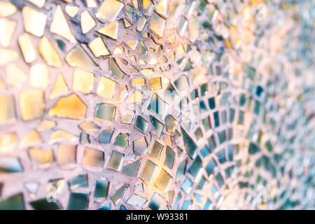 Reflet du soleil couchant dans les morceaux de verre miroir mosaïque - résumé fond - très faible profondeur de champ Banque D'Images