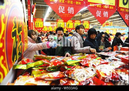 Les clients chinois sont shopping pour le prochain Nouvel An Chinois, également connu sous le nom de la fête du printemps, dans un supermarché à Yangzhou, ville à l'est Chi Banque D'Images