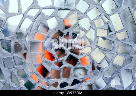 Reflet du soleil couchant dans les morceaux de verre miroir mosaïque - résumé fond - très faible profondeur de champ Banque D'Images